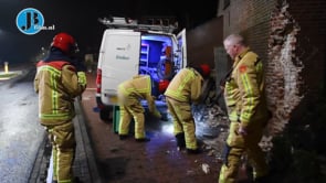 Calamiteiten werkbus rijd tegen woning